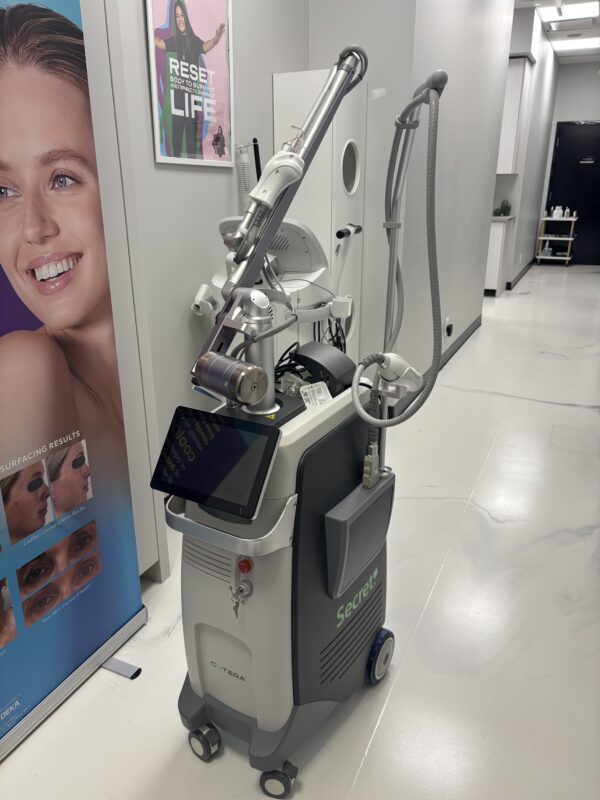 2021 Cutera Secret PRO - Co2 Fractional & RF Microneedling System - Co2 Fractional Handpiece, & Radio Frequency with 25-Pin/60 Pin Handpiece - CONSUMABLE PURCHASING SUPPORT INCLUDED - Only 33 Hours of Use - Free Shipping & Warranty (km/tru)