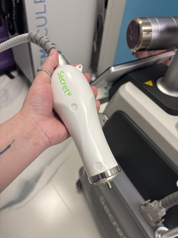 2021 Cutera Secret PRO - Co2 Fractional & RF Microneedling System - Co2 Fractional Handpiece, & Radio Frequency with 25-Pin/60 Pin Handpiece - CONSUMABLE PURCHASING SUPPORT INCLUDED - Only 33 Hours of Use - Free Shipping & Warranty (km/tru) - Image 9