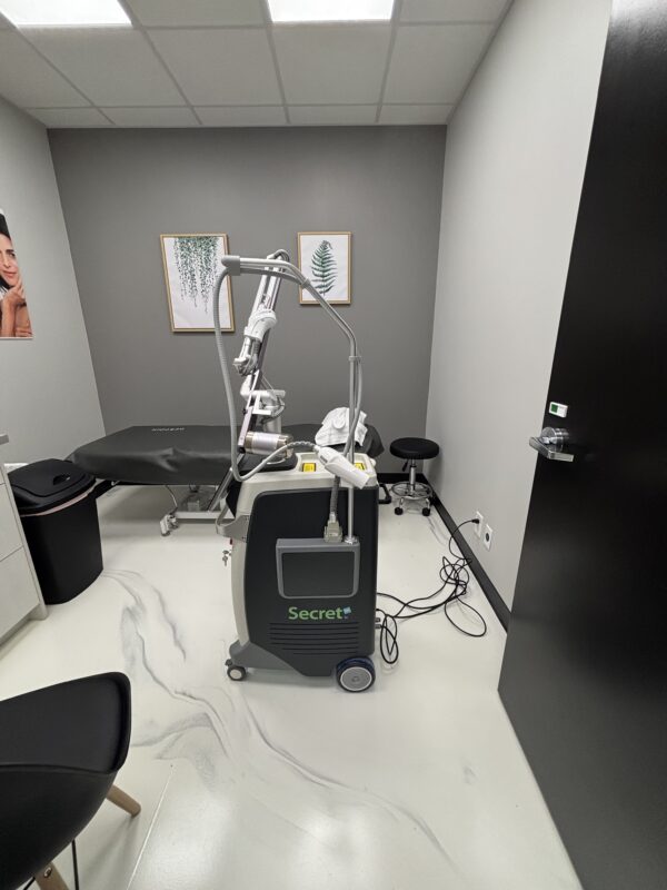 2021 Cutera Secret PRO - Co2 Fractional & RF Microneedling System - Co2 Fractional Handpiece, & Radio Frequency with 25-Pin/60 Pin Handpiece - CONSUMABLE PURCHASING SUPPORT INCLUDED - Only 33 Hours of Use - Free Shipping & Warranty (km/tru) - Image 4