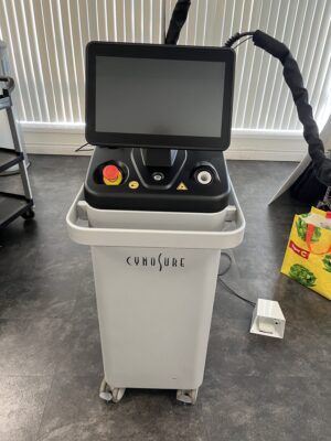 2022 Cynosure Elite IQ - 755nm & 1064nm - 2.5mm to 24mm Spot Sizes - VERY LOW USE & PULSES - Total Pulse Counts = ONLY 233,194 - for Hair Removal, Pigment & Vascular, Warts, Wrinkles, Rosacea and More - Includes Skin Chiller, Free Shipping & Warranty (jp/dc)