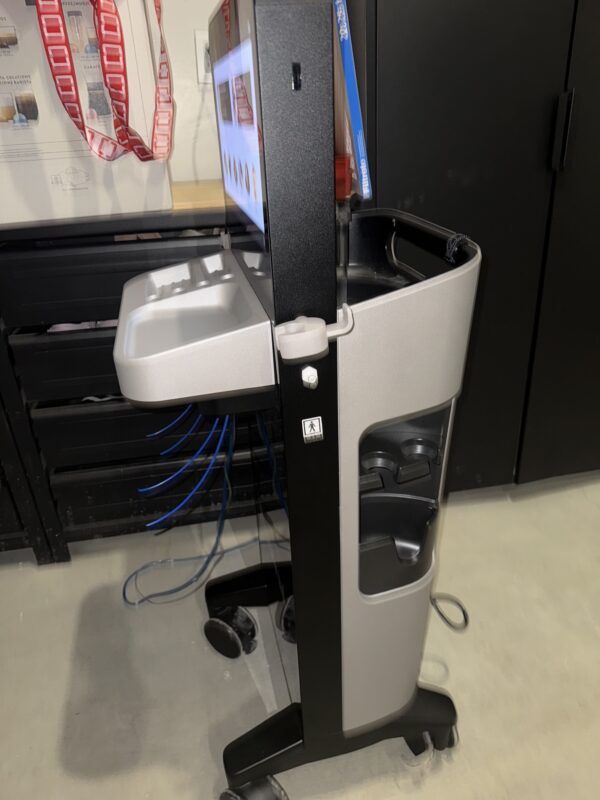 Very Lighlty Used 2022 Hydrafacial Syndeo Facial System - Includes Lymphatic Drainage & Light Stim Elipsa Hands-Free LED Light Therapy - Includes Representation for Codes, Service & Consumables (jp/san) - Image 4