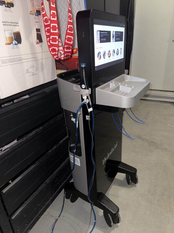 Very Lighlty Used 2022 Hydrafacial Syndeo Facial System - Includes Lymphatic Drainage & Light Stim Elipsa Hands-Free LED Light Therapy - Includes Representation for Codes, Service & Consumables (jp/san) - Image 3