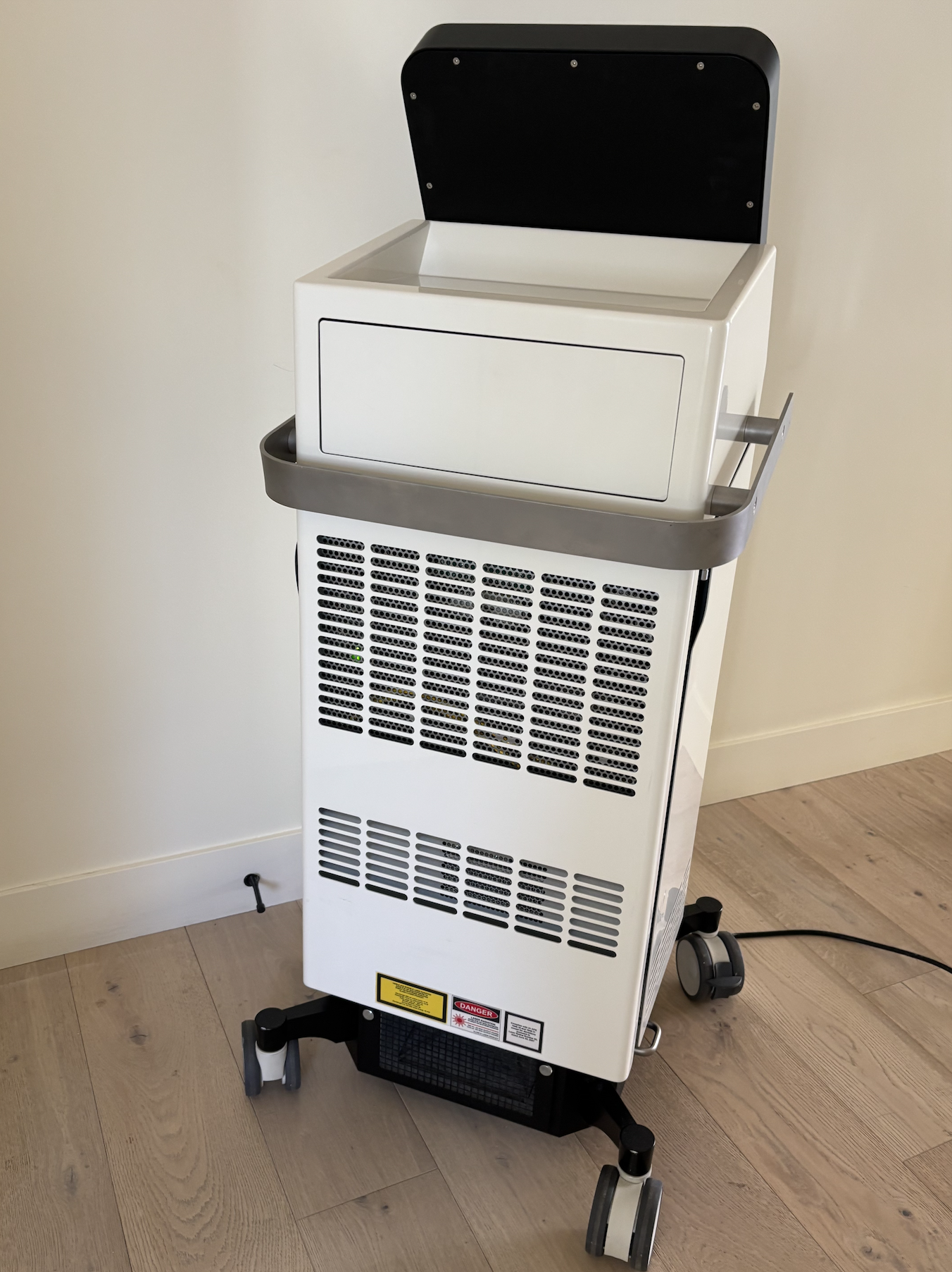 2021 Advalight ADVATx Dual-Wavelength Laser - 589 nm Yellow Light & 1319 nm Infrared Light for Acne, Non-Ablative Skin Rejuvenation, Superficial Pigmentation & Stretch Marks - NO CONSUMABLES REQUIRED - Free Shipping & Warranty (jp/bol-gs) - Image 5