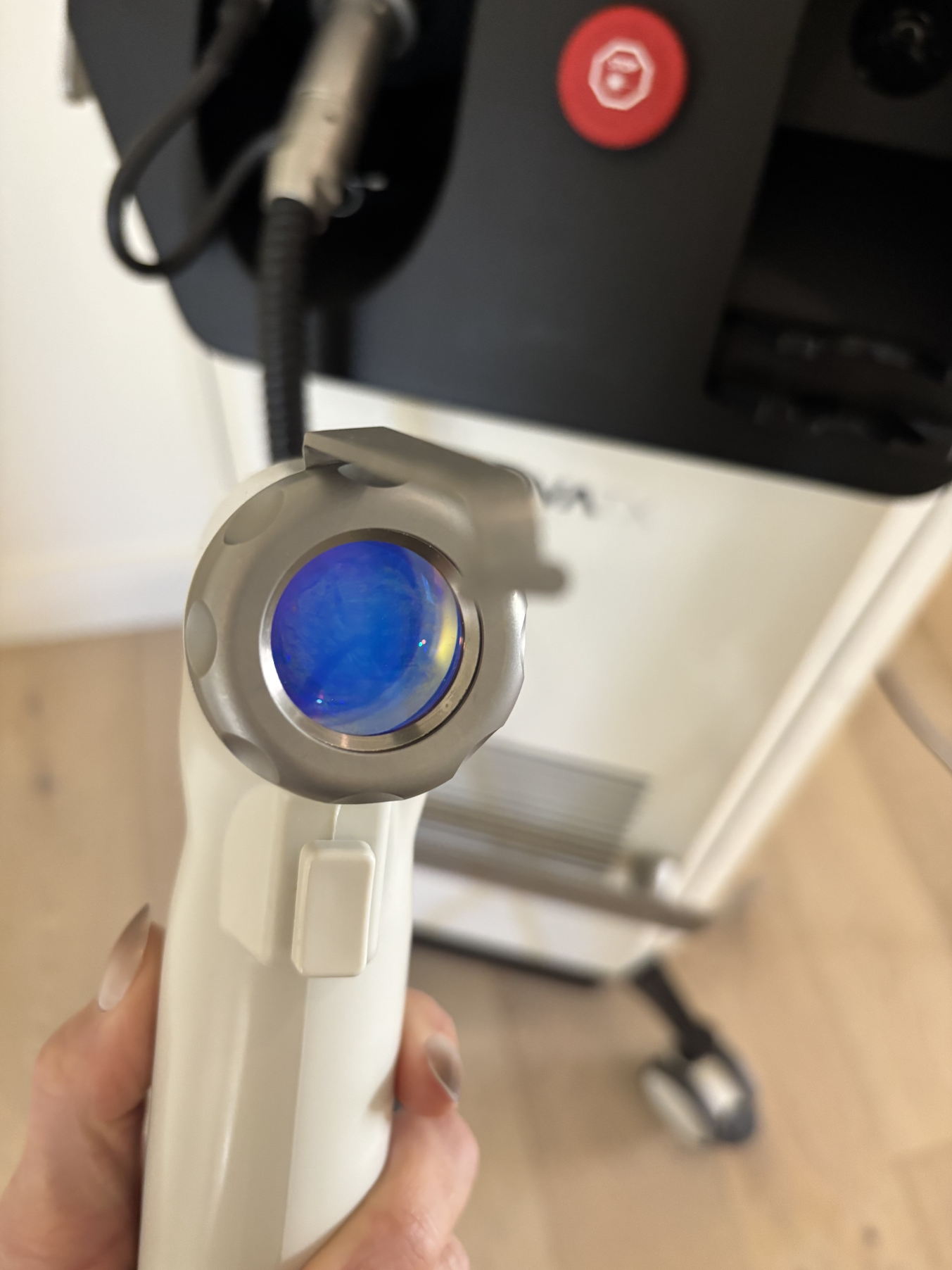 2021 Advalight ADVATx Dual-Wavelength Laser - 589 nm Yellow Light & 1319 nm Infrared Light for Acne, Non-Ablative Skin Rejuvenation, Superficial Pigmentation & Stretch Marks - NO CONSUMABLES REQUIRED - Free Shipping & Warranty (jp/bol-gs) - Image 9