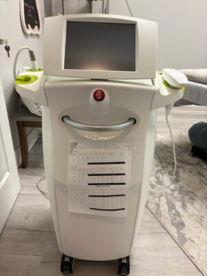 2018 Venus Concepts Versa - with (8) HANDPIECES - LOW PULSE COUNT - (5) IPL Handpieces - 420 AC Dual, SR515, SR580, HR650, HR690, & (1) RF Nano Fractional Handpiece - Viva, (2) RF Skin Tightening Handpieces - Diamond Polar Face, Octipolar Body - Includes Yearly Activation Code Support & Consumable Purchasing Support - Free Warranty & Shipping (km/cup-ve)