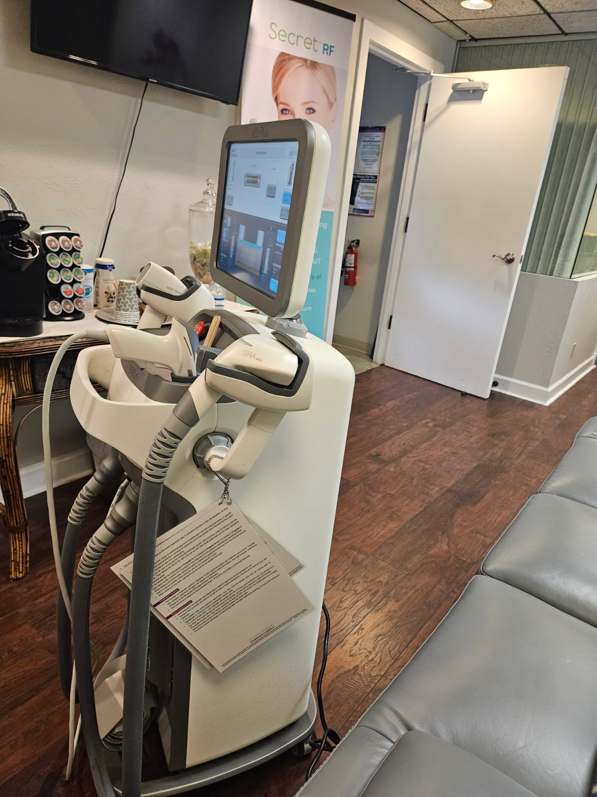 2018 Syneron Candela Elos Plus w/ 3 HP's - (1) Motif LHR Diode for Hair Removal, (1) SRA Mini/IPL for Vascular & Pigment & (1) Sublative RF for Skin Resurfacing - Includes CONSUMABLE & SERVICE SUPPORT, Free Shipping & Warranty (jp/bel) - Image 3