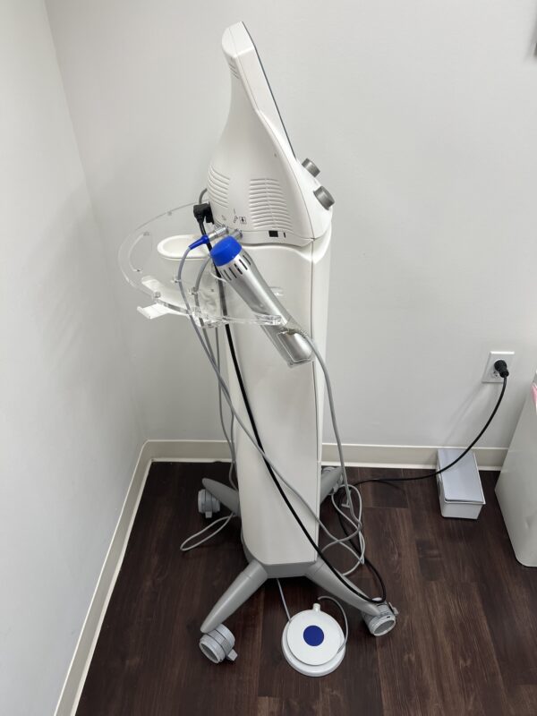 2015 Zimmer ZWave Pro - Electro-Magnetically Generated Radial Pulse Cellulite Smoothing & Erectile Dysfunction - Includes (1) Large Handpiece & (1) Small Handpiece - Partially Used 900k/8M, & 1.3M/8M Pulses - Free Warranty & Shipping (km/leg) - Image 4