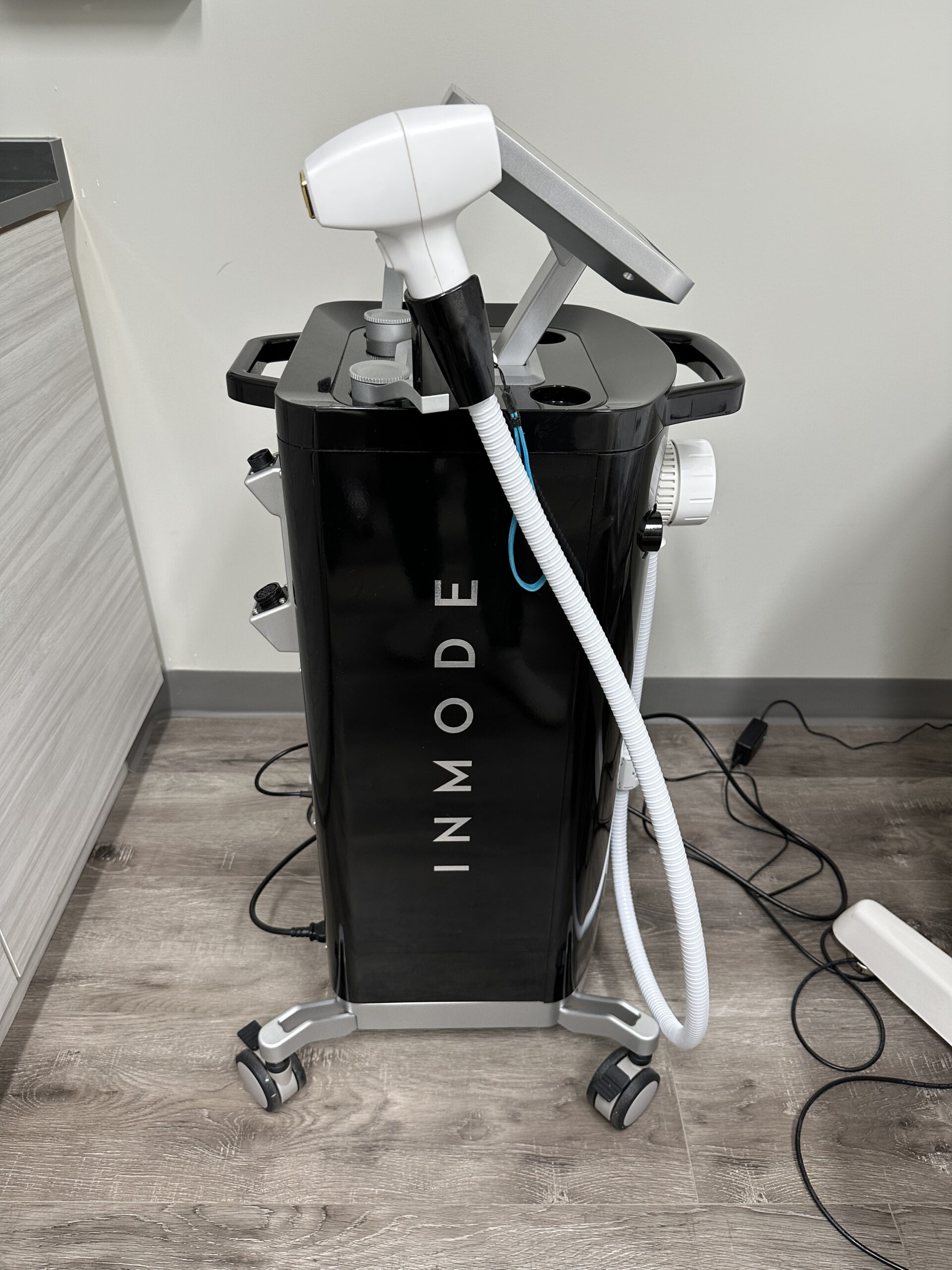 2024 Inmode Optimas with Diolaze XL 810 Diode Hair Removal Handpiece - Excellent Condition, Includes Free Shipping & Warranty (jp/ree) - Image 4