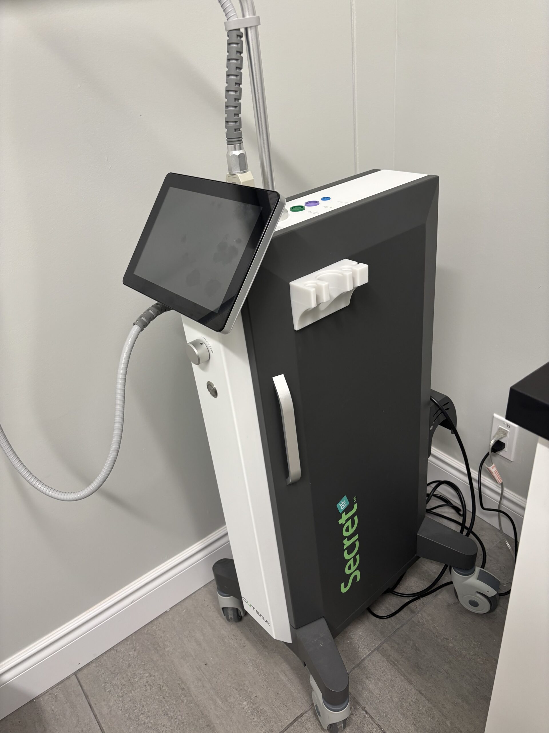 2023 Cutera Secret RF Microneedling Radio Frequency - with (2) Handpieces - (1) 25 pin & (1) 64 pin Handpiece - Perfect Condition - Free Shipping & Warranty (km/kia) - Image 3