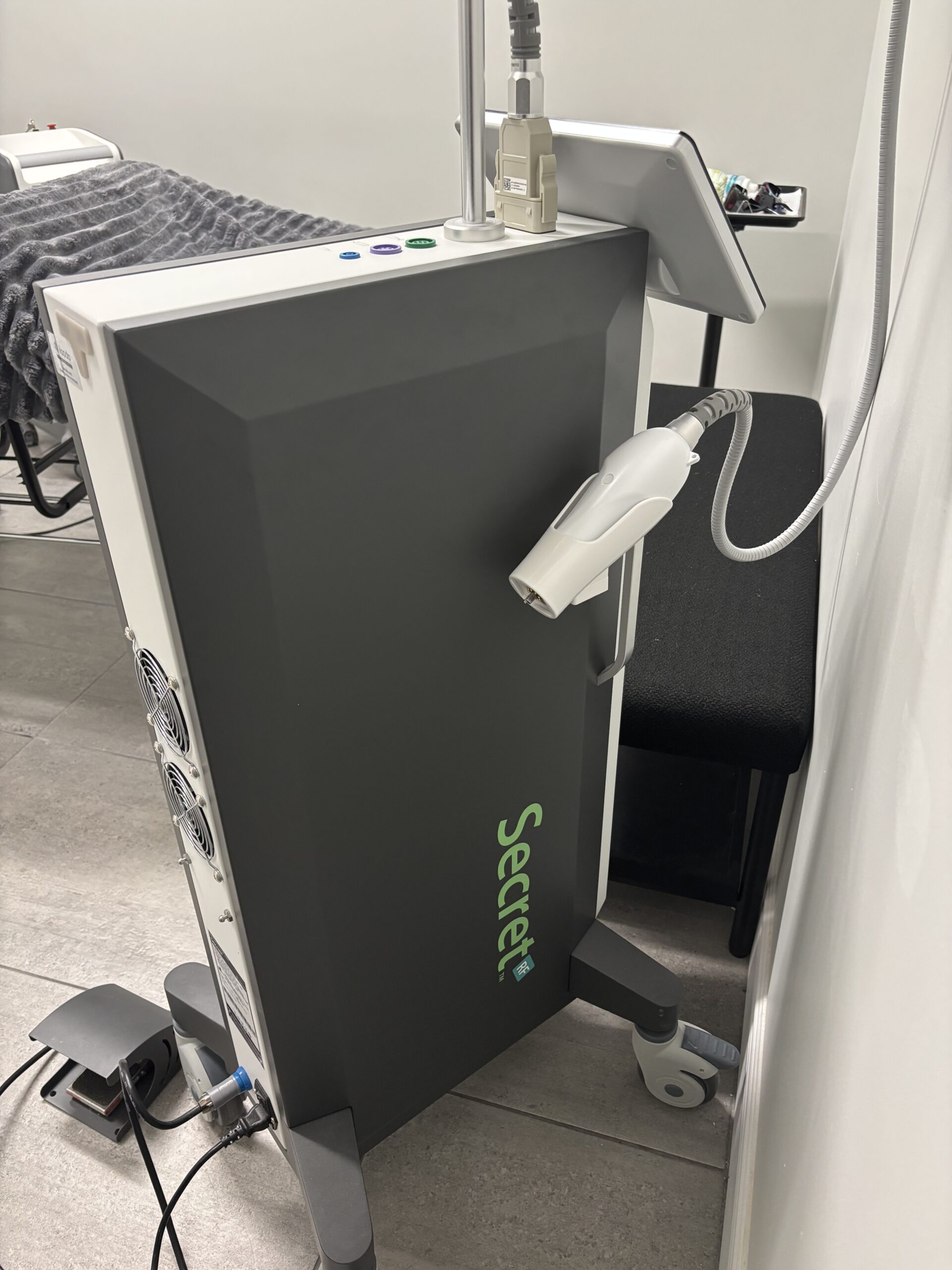 2023 Cutera Secret RF Microneedling Radio Frequency - with (2) Handpieces - (1) 25 pin & (1) 64 pin Handpiece - Perfect Condition - Free Shipping & Warranty (km/kia) - Image 4