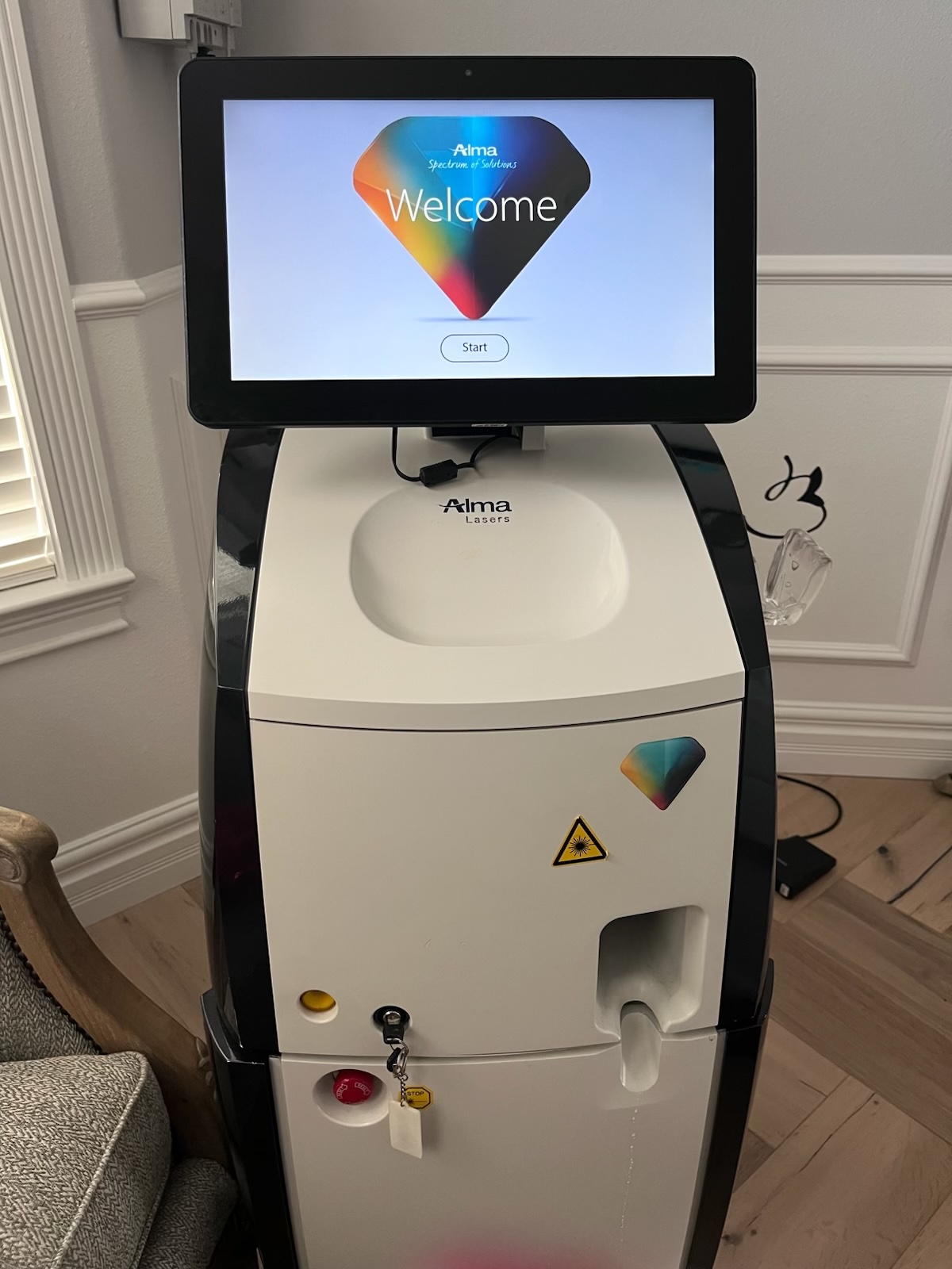 2015 Alma Harmony XL PRO with (4) Handpieces - (1) ClearLift, (1) SHR, (1) Dye SVL, & (1) LED Handpiece - Includes Free Shipping & 90 Day Warranty (km/cas)