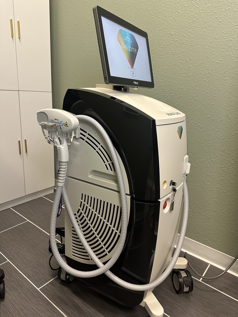 2023 Alma Harmony XL PRO For Sale w/ 3 Handpieces - Image 4